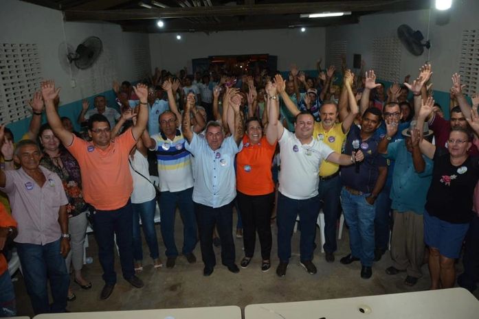 Célia percorre cidades do Agreste e Sertão e ganha apoio de lideranças e moradores