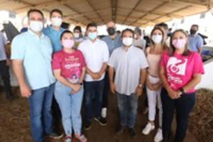 Comitiva de parlamentares prestigia a Expo Bacia Leiteira