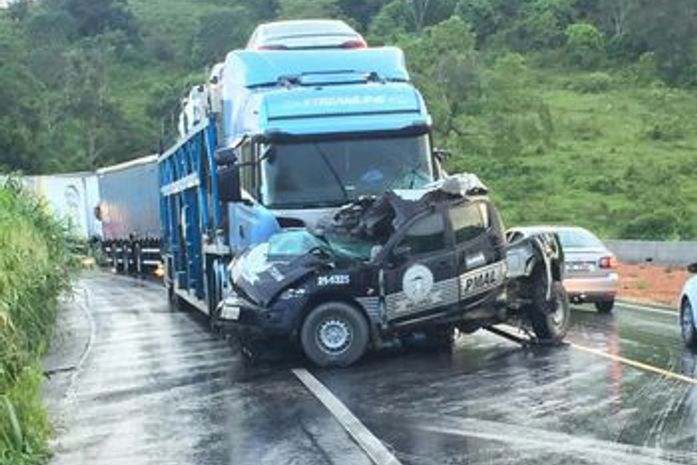 Colisão envolveu caminhão cegonha e viatura da PM
