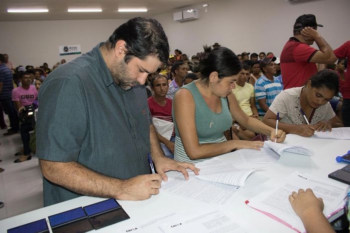 Prefeito David durante assinatura do convênio