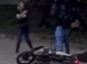 Protetora de animais é detida após ameaçar motoboy com simulacro de arma em Arapiraca; grupo realiza buzinaço e derruba portão da casa da mulher