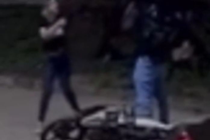 Protetora de animais é detida após ameaçar motoboy com simulacro de arma em Arapiraca; grupo realiza buzinaço e derruba portão da casa da mulher