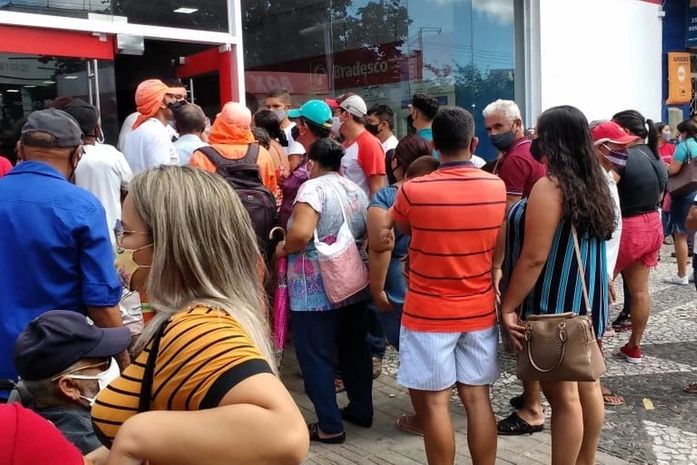 Atendimento na agencia do Bradesco em Arapiraca gera aglomeração