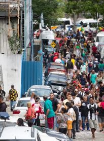 Longas filas, sol escaldante e a espera por várias horas testam paciência do eleitor