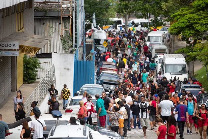 Longas filas, sol escaldante e a espera por várias horas testam paciência do eleitor