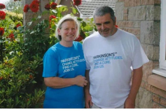 oy sentiu um cheiro diferente no suor do marido dela, o Les, que anos depois foi diagnosticado com Parkinson.