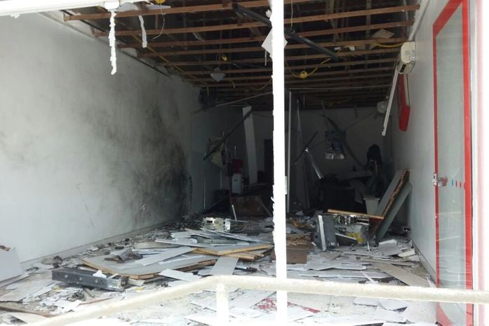 Agência amanheceu completamente destruída