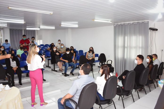 São José da Laje: Prefeita Angela Vanessa retoma projeto Robótica Educacional e entrega óculos a estudantes da EJA