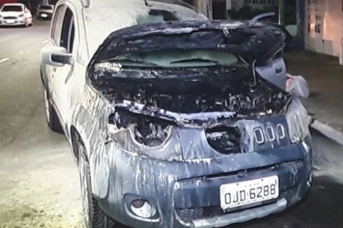 Veículo pegou fogo em avenida na parte baixa de Maceió.