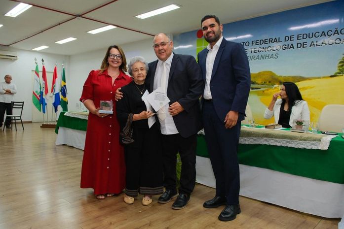 Prefeito Tiago Freitas parabeniza mulheres homenageadas em moção que celebra a força do sertão