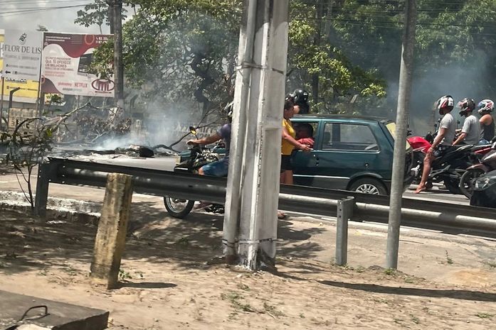 Moradores bloqueiam BR-104 durante protesto contra falta de água na parte alta; veja vídeo