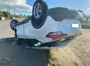Motorista perde controle de veículo, colide e capota