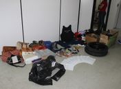 Bolsas, celulares, arma e droga e outros objetos foram apreendidos