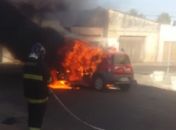 Carro de militar fica destruído após incêndio em Arapiraca
