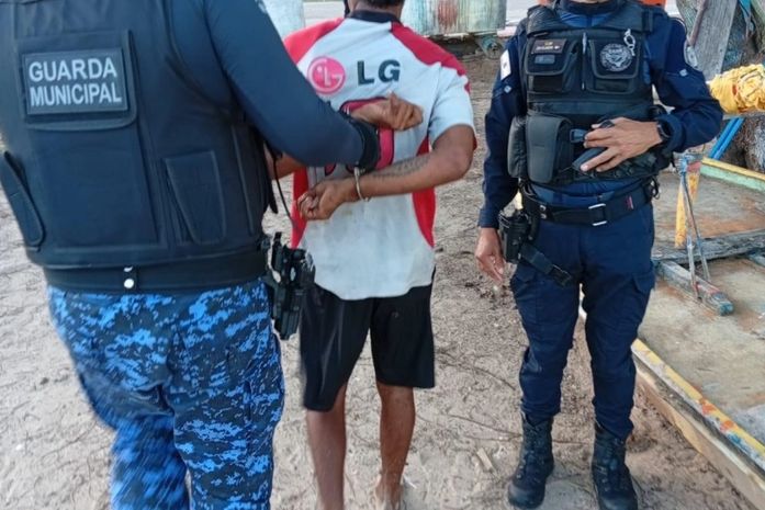 Guarda Municipal prende em flagrante suspeito de furtar tapumes de obra pública na Pajuçara