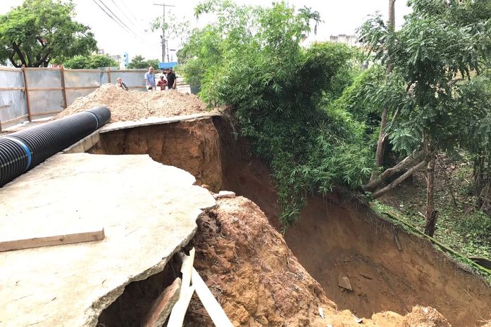 Buraco interditou parte de avenida no Murilópolis
