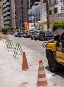 Quase 800 objetos usados para "guardar" vagas são retirados das ruas de Maceió