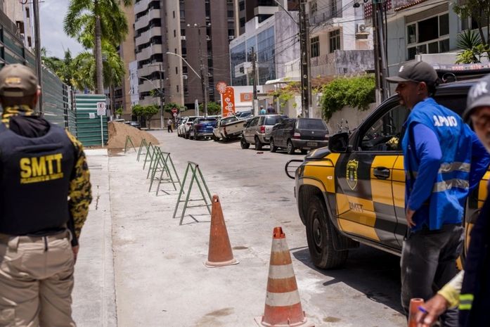 Quase 800 objetos usados para "guardar" vagas são retirados das ruas de Maceió