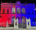 Palácio dos Martírios é iluminado nas cores das bandeiras de Alagoas e da França