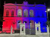 Palácio dos Martírios é iluminado nas cores das bandeiras de Alagoas e da França