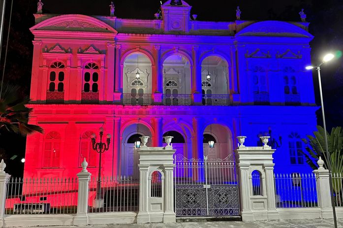 Palácio dos Martírios é iluminado nas cores das bandeiras de Alagoas e da França