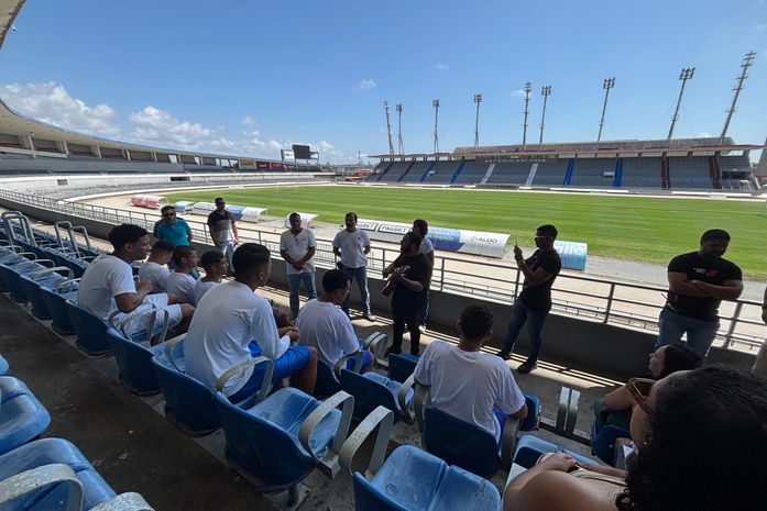 Socioeducandos da Sumese visitam Estádio Rei Pelé em atividade guiada pela Selaj e Seprev