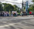 Auxiliares e técnicos de enfermagem do Hospital Veredas fazem manifestação para cobrar salários atrasados
