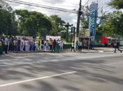 Auxiliares e técnicos de enfermagem do Hospital Veredas fazem manifestação para cobrar salários atrasados
