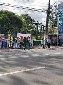 Auxiliares e técnicos de enfermagem do Hospital Veredas fazem manifestação para cobrar salários atrasados
