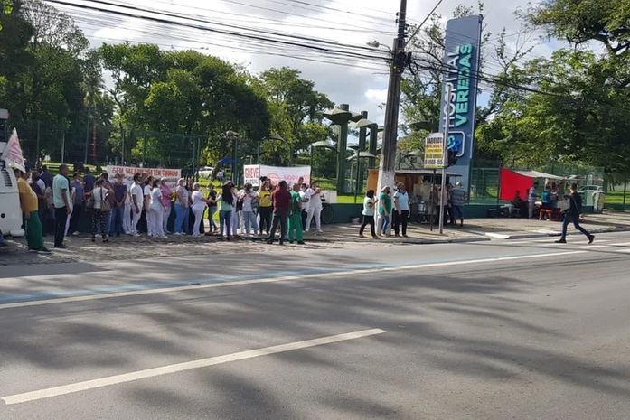 Auxiliares e técnicos de enfermagem do Hospital Veredas fazem manifestação para cobrar salários atrasados
