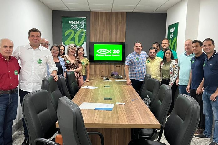 Marcos Calheiros (camisa vermelha) com Marcelo Palmeira e demais integrantes do PSC na convenção