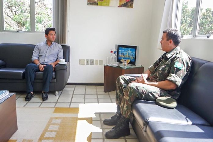 Prefeito Rodrigo Valença recebe o novo comande do tiro de guerra
