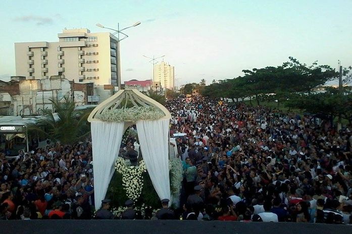 Milhares de fiéis participam da procissão de Nossa Senhora dos Prazeres