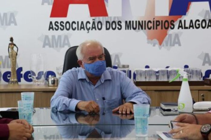 AMA defende vacinação de professores para o retorno das aulas 