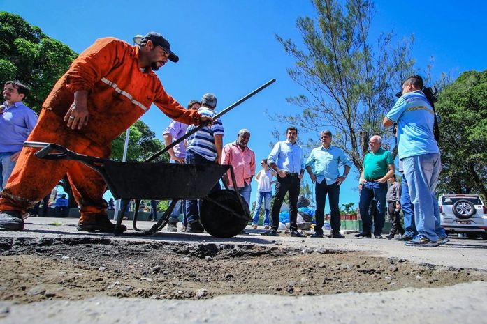 Prefeito Rui Palmeira visitou obras na Praça da Faculdade, no Prado