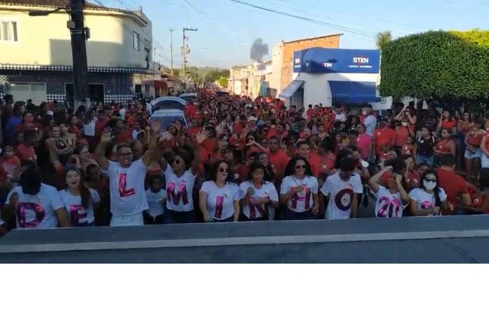 Prefeito da "chuva de ovo" volta a promover aglomeração