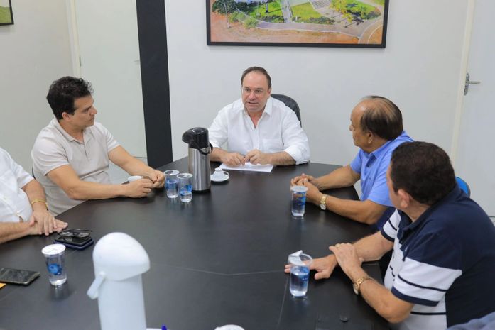 Prefeito Luciano recebe provedor e conselheiros do Hospital Regional de Arapiraca