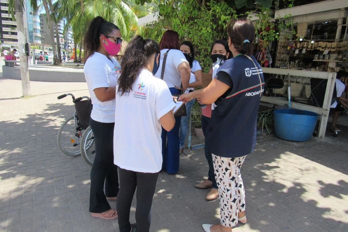 Com denúncia de exploração de trabalho infantil, equipes fiscalizam orla de Maceió