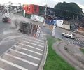 Caminhão tomba e bloqueia trânsito nas proximidades do antigo viaduto da PRF no Tabuleiro