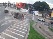 Caminhão tomba e bloqueia trânsito nas proximidades do antigo viaduto da PRF no Tabuleiro