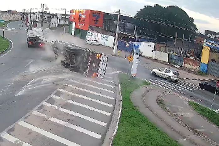 Caminhão tomba e bloqueia trânsito nas proximidades do antigo viaduto da PRF no Tabuleiro