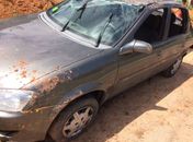 Veículo sai da rodovia e dois adolescentes são atropelados na porta de casa