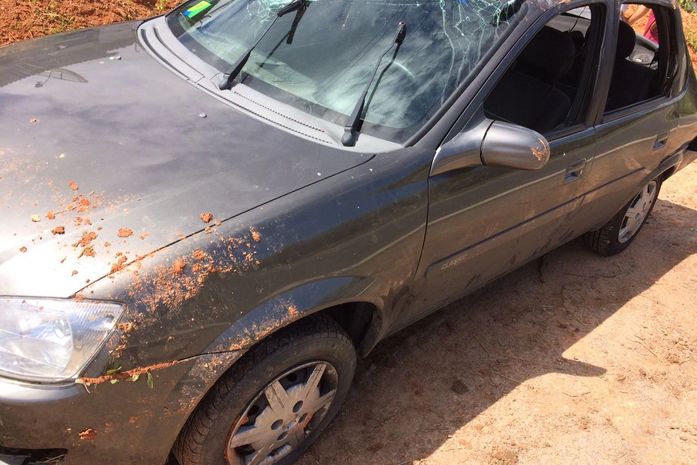 Veículo sai da rodovia e dois adolescentes são atropelados na porta de casa