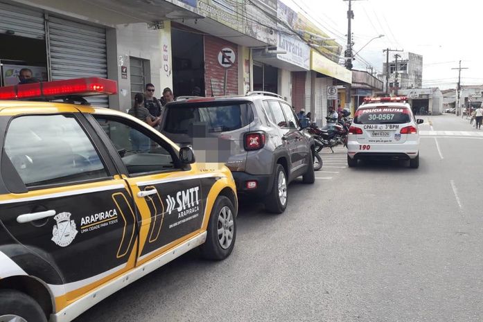 Mulher é detida após estacionar em local proibido carro com queixa de furto