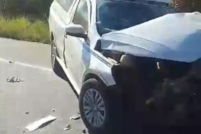 Vídeo: Colisão entre carro funerário e caminhão deixa veículos destruídos em rodovia de AL