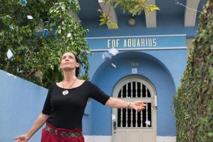 A personagem de Sonia Braga é a única moradora que se recusa a vender o apartamento para uma grande construtora