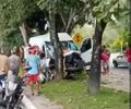 
Van desgovernada sobe canteiro e colide com árvore na Avenida Durval de Goés Monteiro