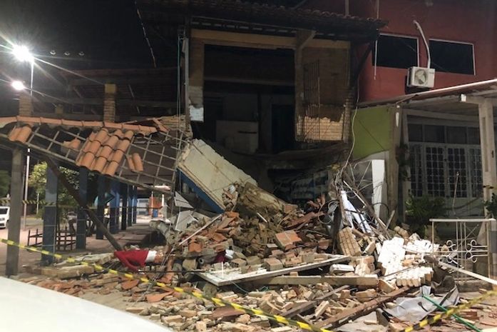Parte de prédio comercial desaba na Praia do Francês