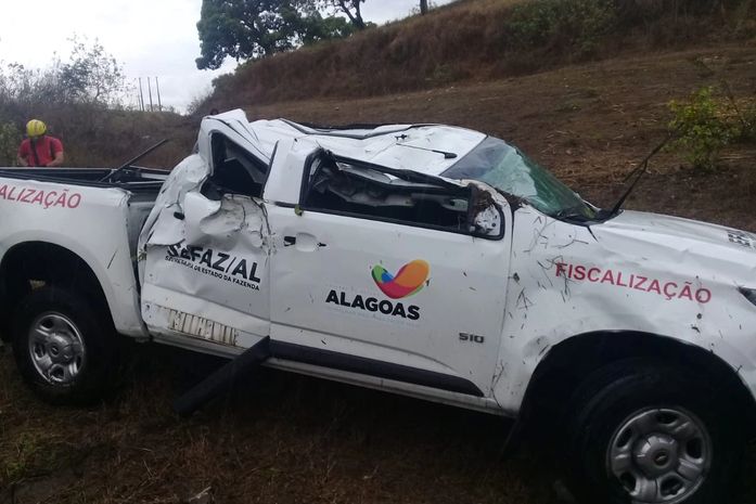 Condutor fica ferido após carro da Sefaz capotar na BR-104, em União dos Palmares