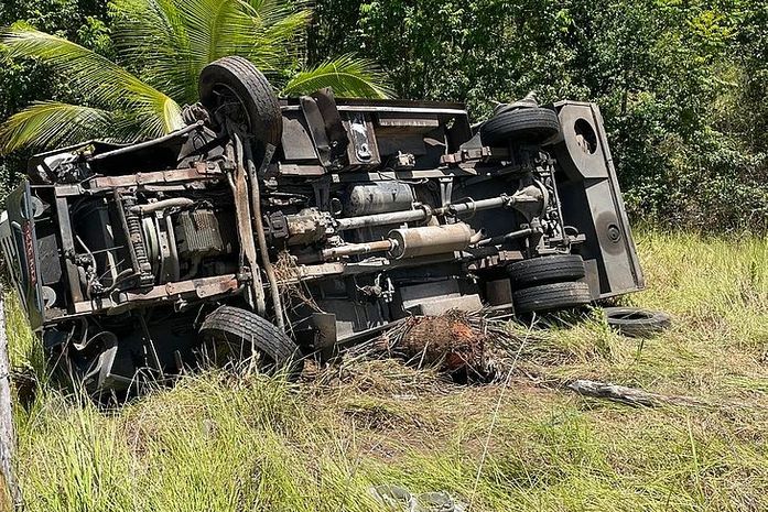 Colisão entre carreta e carro forte deixa duas pessoas feridas em Jequiá da Praia